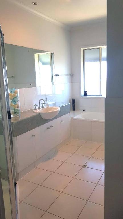 Island Waterfront Getaway WiFi - Accommodation Rockhampton 4