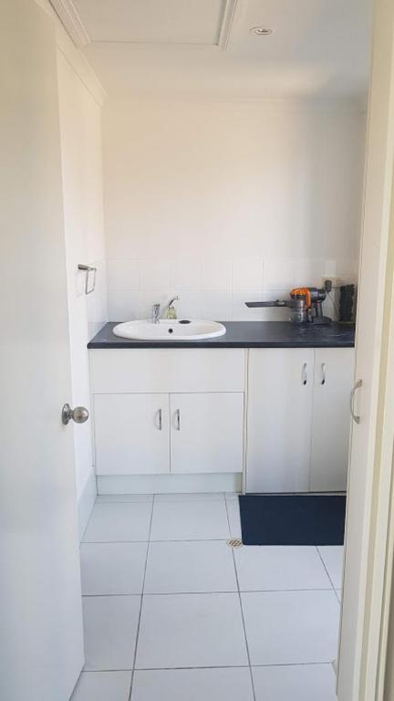 Island Waterfront Getaway WiFi - Accommodation Rockhampton 1
