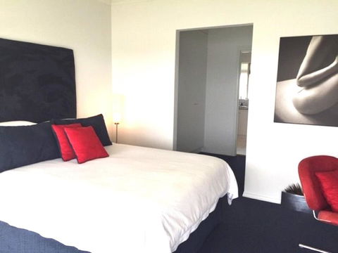 Island Waterfront Getaway WiFi - Accommodation Rockhampton 3