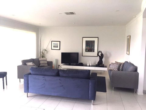 Island Waterfront Getaway WiFi - Accommodation Rockhampton 2
