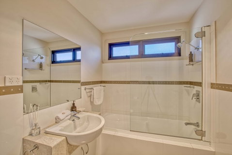 Georges Bay Luxury - Accommodation Rockhampton 1