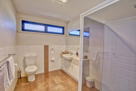 Georges Bay Luxury - Accommodation Rockhampton 2