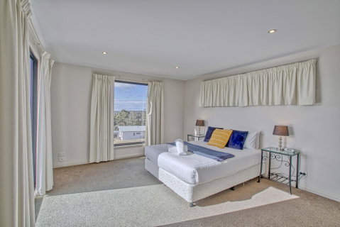 Georges Bay Luxury - Accommodation Rockhampton 3