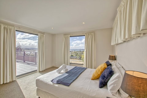 Georges Bay Luxury - Accommodation Rockhampton 5