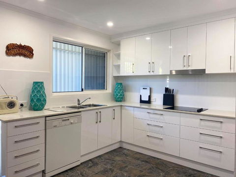 Woorim Secluded Palms Cottage - Accommodation Rockhampton 2