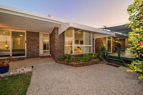 Woorim Secluded Palms Cottage - Accommodation Rockhampton 1