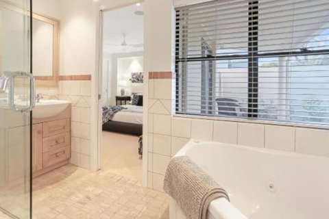 Waterfront Luxury Noosa Heads - Accommodation Rockhampton 5