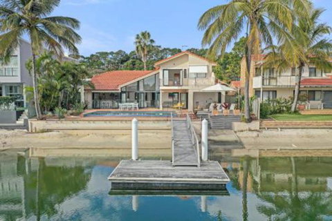 Waterfront Luxury Noosa Heads - Accommodation Rockhampton 4