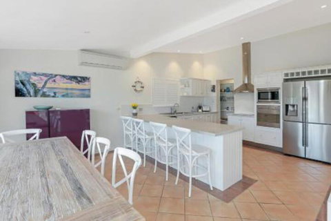 Waterfront Luxury Noosa Heads - Accommodation Rockhampton 3