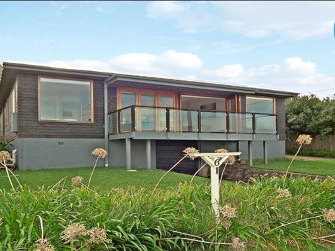 Prime Position Across From Seven Mile Beach - Accommodation Rockhampton 2