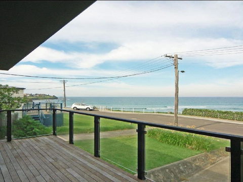 Prime Position Across From Seven Mile Beach - Accommodation Rockhampton 3