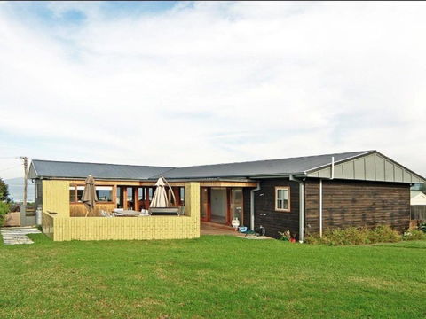 Prime Position Across From Seven Mile Beach - Accommodation Rockhampton 6
