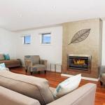 Surf Mist Contemporary Seaside Duplex - Accommodation Rockhampton 0