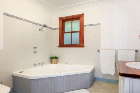 Treetops Elegant Inviting Designer Cedar Home - Accommodation Rockhampton 4