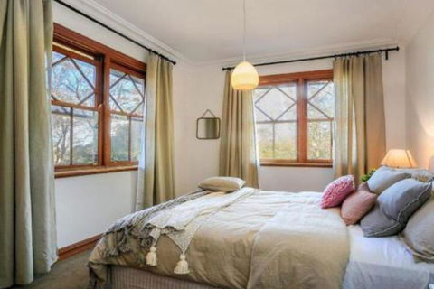 Treetops Elegant Inviting Designer Cedar Home - Accommodation Rockhampton 2