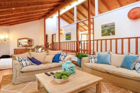 Treetops Elegant Inviting Designer Cedar Home - Accommodation Rockhampton 7