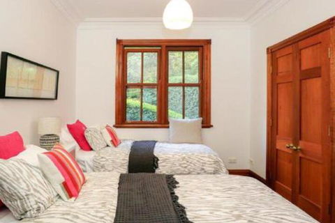 Treetops Elegant Inviting Designer Cedar Home - Accommodation Rockhampton 3