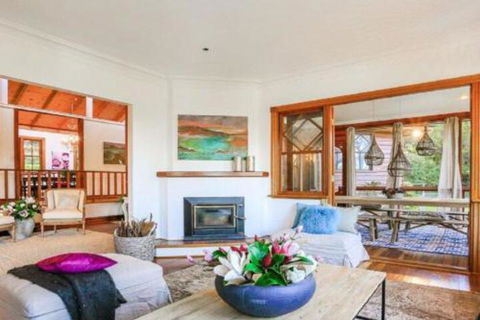 Treetops Elegant Inviting Designer Cedar Home - Accommodation Rockhampton 6