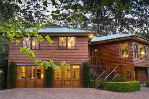 Treetops Elegant Inviting Designer Cedar Home - Accommodation Rockhampton 0