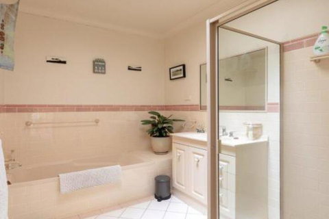 Walling Clifton Gardens Backing Onto Golf Course - Accommodation Rockhampton 3