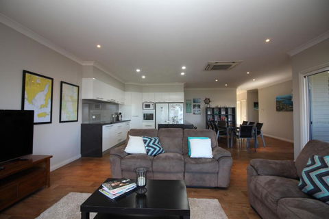 Waterfront On Osprey - Accommodation Rockhampton 6