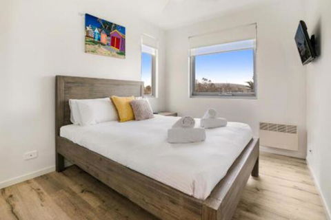 Seaside Apartment Getaway - Accommodation Rockhampton 5