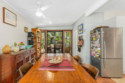 BEACH RETREAT - Accommodation Rockhampton 4