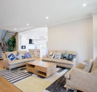 Lux Style 4BR Townhouseashwood - Accommodation Rockhampton