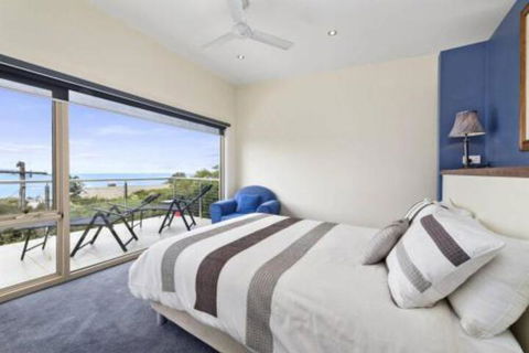 SEA SPECTACULAR Seconds From The Beach! - Accommodation Rockhampton 3
