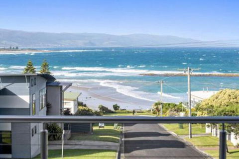 SEA SPECTACULAR Seconds From The Beach! - Accommodation Rockhampton 0