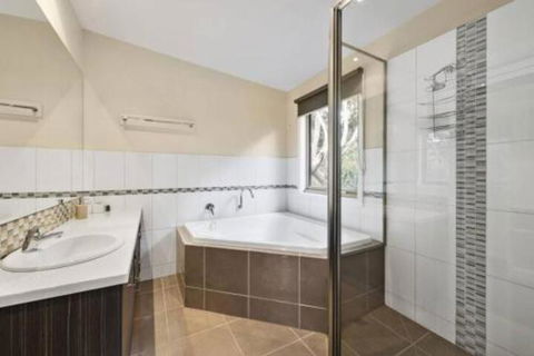 SEA SPECTACULAR Seconds From The Beach! - Accommodation Rockhampton 6