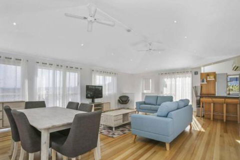 SEAVIEW Ocean Views From A Modern Townhouse - Accommodation Rockhampton 0