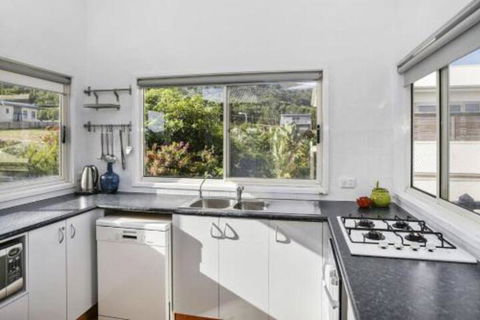 SEAVIEW Ocean Views From A Modern Townhouse - Accommodation Rockhampton 2
