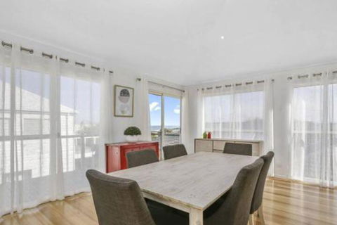 SEAVIEW Ocean Views From A Modern Townhouse - Accommodation Rockhampton 6
