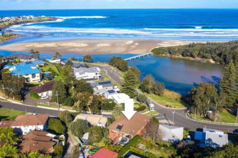 Seven Smiles Riverside Location & Ocean Views - Accommodation Rockhampton 0