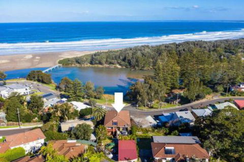 Seven Smiles Riverside Location & Ocean Views - Accommodation Rockhampton 2