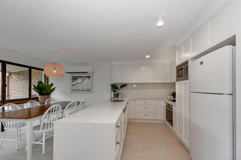 BEAUTIFULLY RENOVATED OCEANSIDE APARTMENT Lamer 9 - Accommodation Rockhampton 4