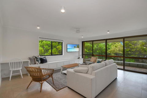 BEAUTIFULLY RENOVATED OCEANSIDE APARTMENT Lamer 9 - Accommodation Rockhampton 6