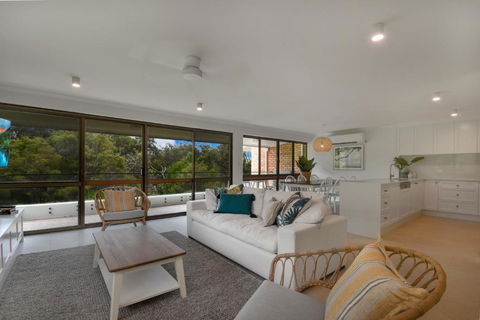 BEAUTIFULLY RENOVATED OCEANSIDE APARTMENT Lamer 9 - Accommodation Rockhampton 5
