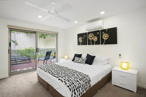 Stunning Apartment With Views Of Laguna Bay Unit 2 Taralla 16 Edgar Bennett Ave - Accommodation Rockhampton 6