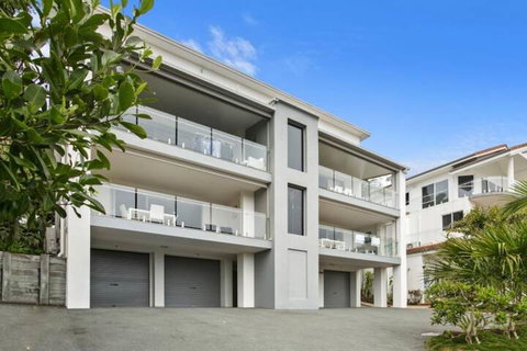 Stunning Apartment With Views Of Laguna Bay Unit 2 Taralla 16 Edgar Bennett Ave - Accommodation Rockhampton 1