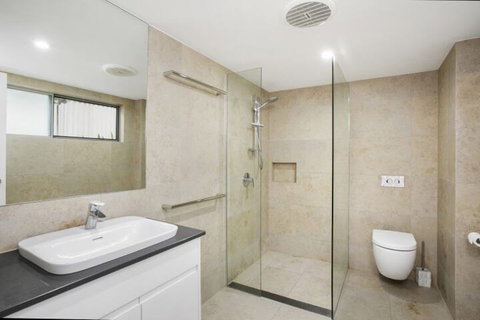 Stunning Apartment With Views Of Laguna Bay Unit 2 Taralla 16 Edgar Bennett Ave - Accommodation Rockhampton 3