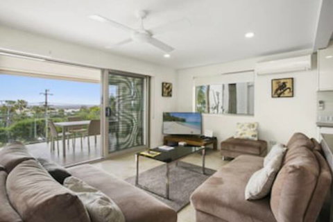 Stunning Apartment With Views Of Laguna Bay Unit 2 Taralla 16 Edgar Bennett Ave - Accommodation Rockhampton 0