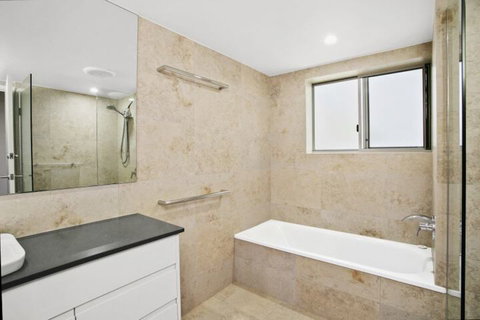 Stunning Apartment With Views Of Laguna Bay Unit 2 Taralla 16 Edgar Bennett Ave - Accommodation Rockhampton 5