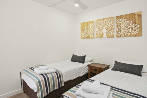 Stunning Apartment With Views Of Laguna Bay Unit 2 Taralla 16 Edgar Bennett Ave - Accommodation Rockhampton 4