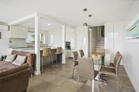 Stunning Apartment With Views Of Laguna Bay Unit 2 Taralla 16 Edgar Bennett Ave - Accommodation Rockhampton 7