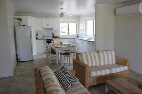2 51 Carlo Road Rainbow Beach Pets Welcome Air Conditioning Walk To The Shops - Accommodation Rockhampton 0