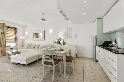 Hastings Street Unit Across Road From Beach Unit 524 32 Hastings Street - Accommodation Rockhampton 6