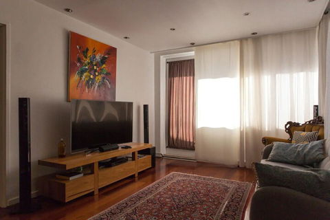 Bright & Spacious 2 Bedroom Apartment In Windsor - Accommodation Rockhampton 3