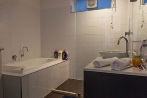 Bright & Spacious 2 Bedroom Apartment In Windsor - Accommodation Rockhampton 2